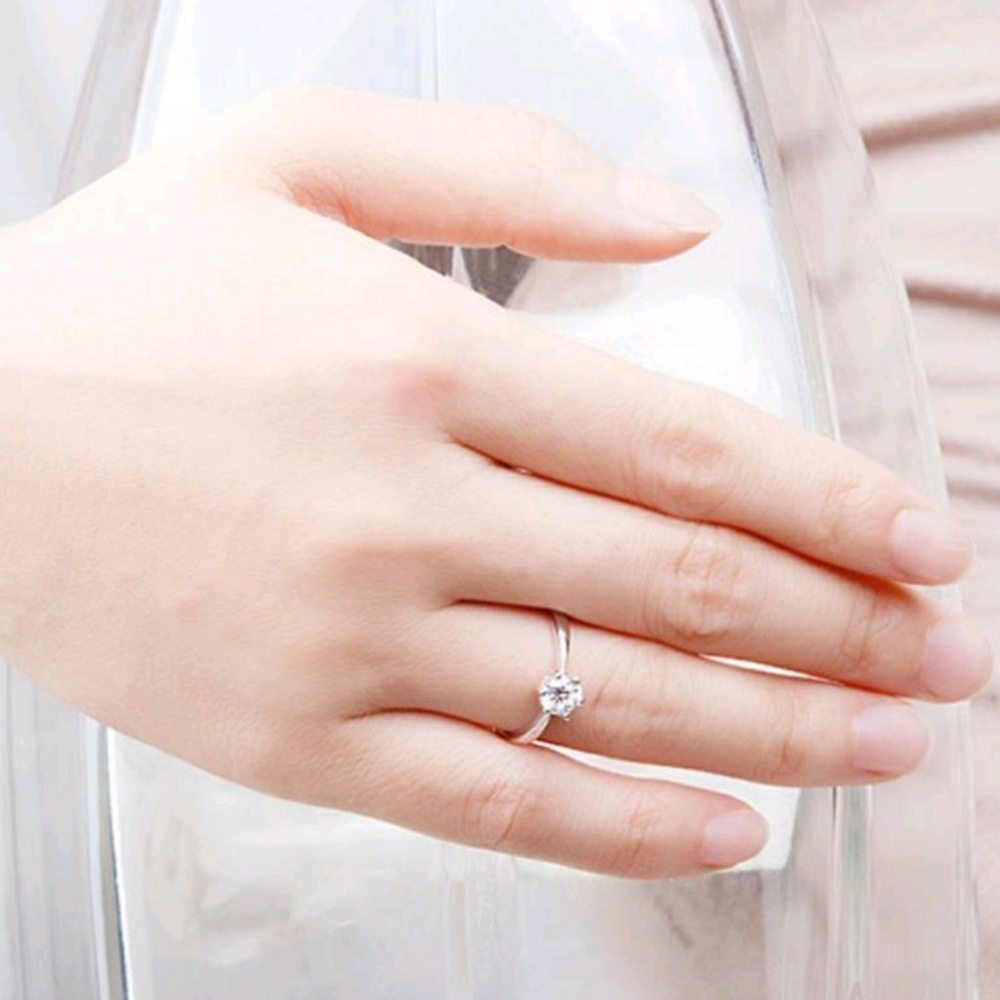 Engagement ring - Picture 2 of 3